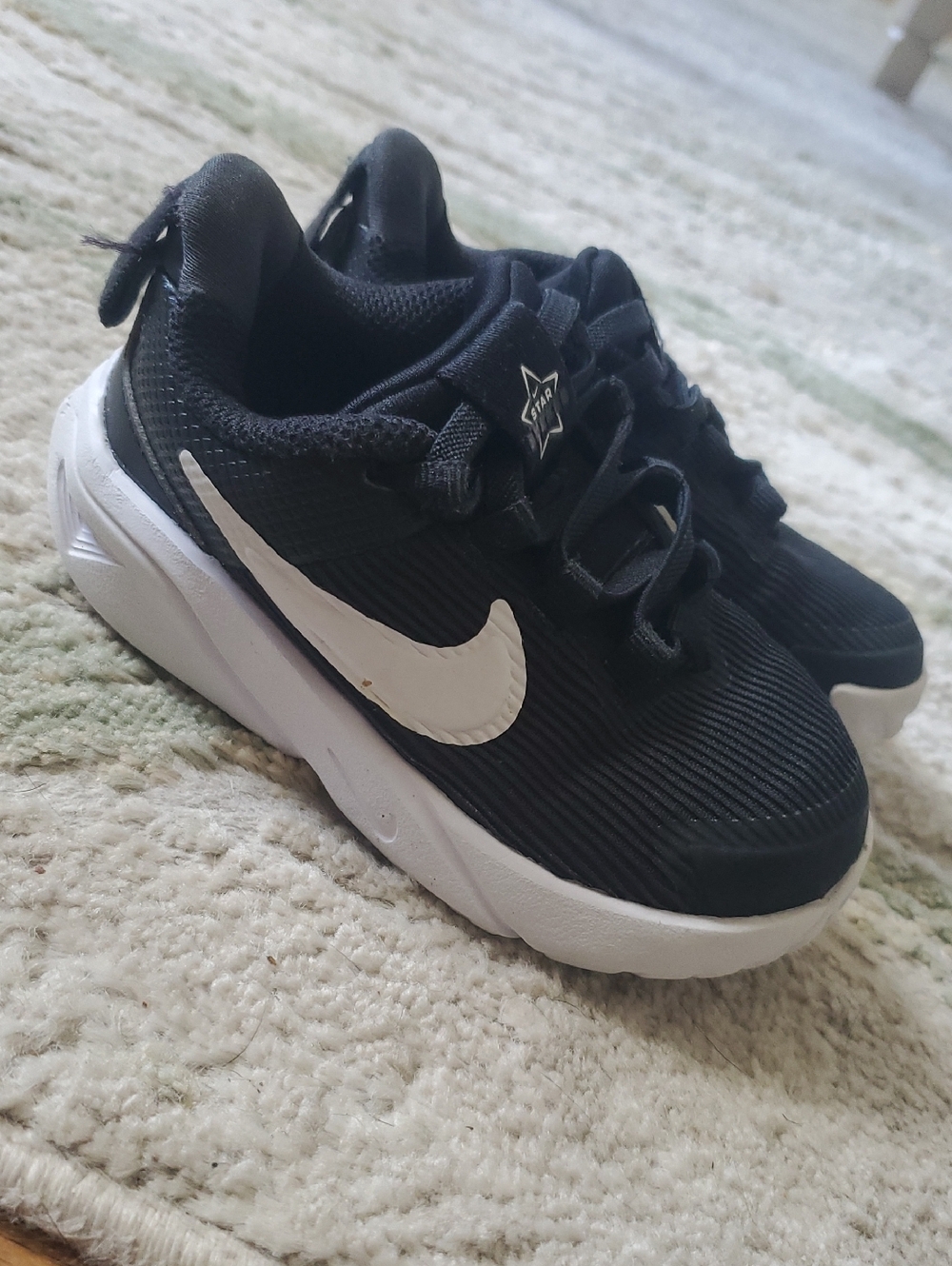 Nike Kids Black and White Lightweight Sneakers 7C